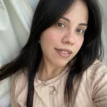 Foto de professora que aprovou o PixelKids Criativo